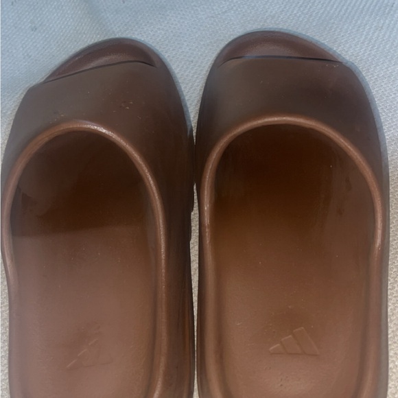Men’s dark brown Yeezy slides size 13 - Picture 4 of 4